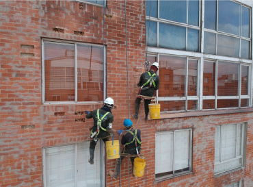 Servicio de lavado de fachadas en alturas, en Bogotá